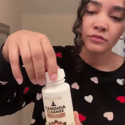 Persona tomando Candida Cleanse como parte de su rutina diaria